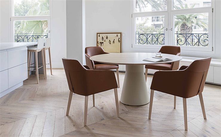 Andreu World solo trabaja con madera de bosques certificados FSC. En la imagen, las sillas Alya, de Lievore Altherr Molina, y la mesa Reverse, de Piergiorgio Cazzaniga