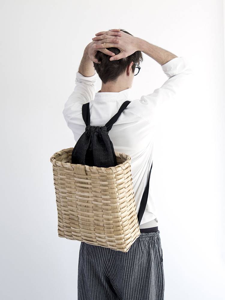 artesanía martín azua motxilak 1. Cesta Motxilak, un diseño de Martín Azúa que integra una cesta de castaño hecha a mano por la artesana Beatriz Unzueta.