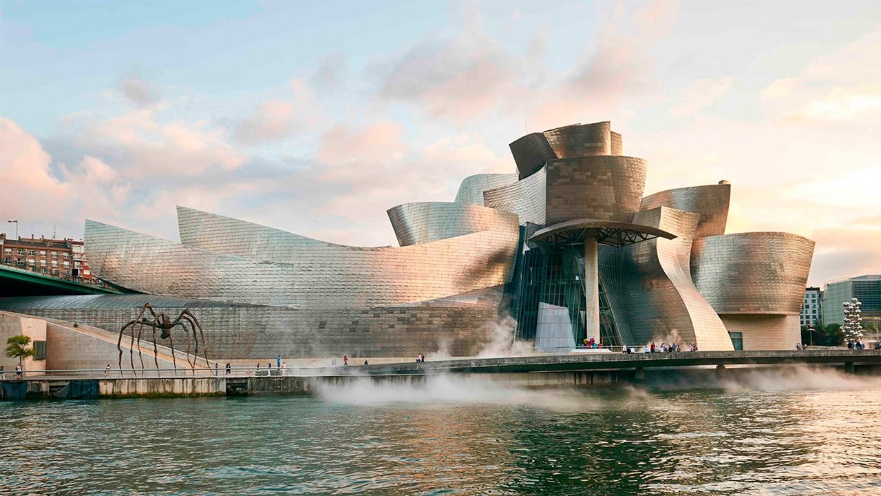 El Guggenheim de Bilbao asombró al mundo en 1997, convirtiéndose en el faro de la transformación de Bilbao. 