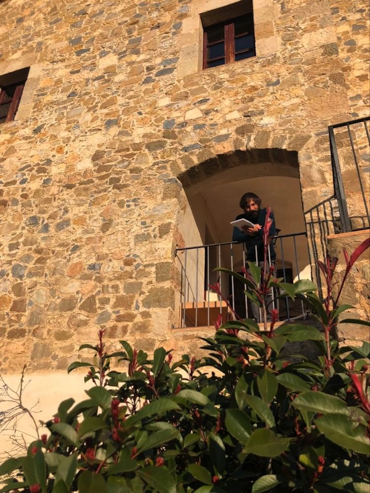 El cantante, en uno de los accesos a su vivienda del interior de Gerona.