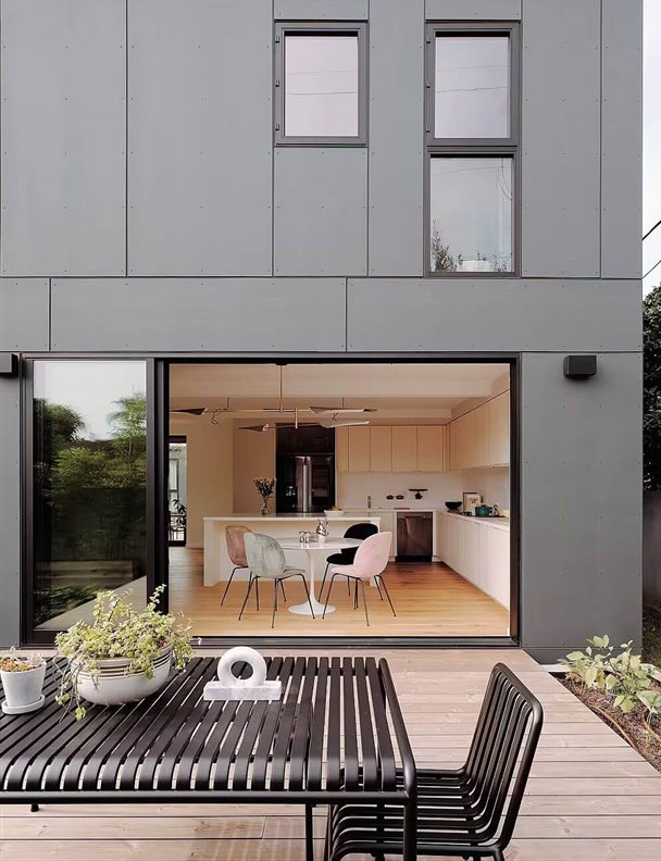 Esta casa prefabricada moderna y ecológica tiene un gran patio central donde se vive al aire libre: ¡nos queremos mudar ya!