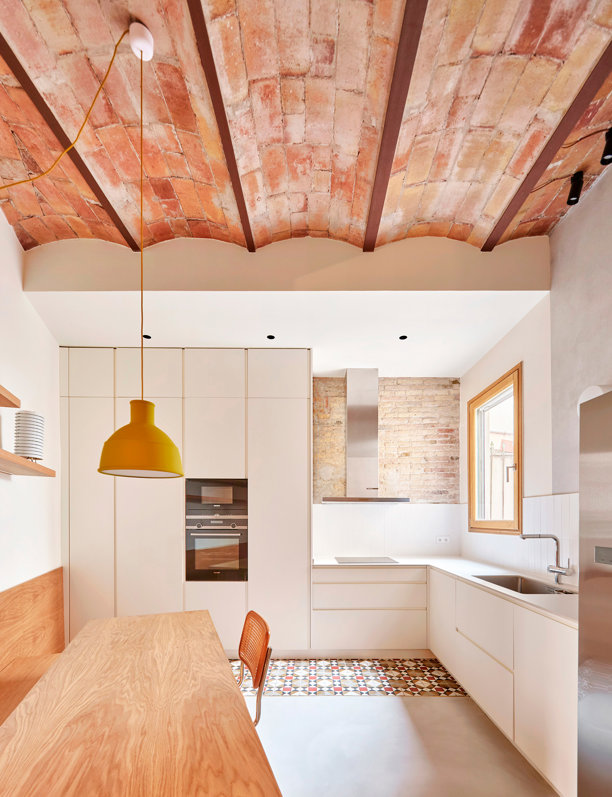 Antes y después: el cambio radical de esta cocina en Barcelona recupera sus mosaicos originales y los techos altos
