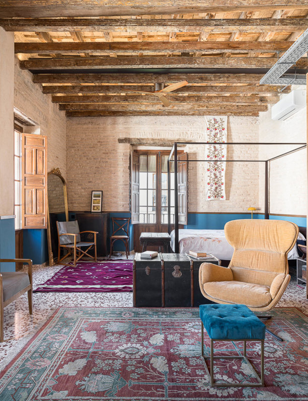 Esta moderna casa con terraza en el centro de Sevilla conserva su esencia andaluza