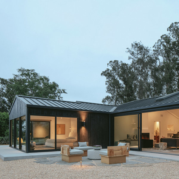 La cabaña perfecta: madera negra por fuera, grandes ventanales y un interior luminoso