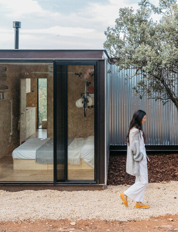 Esta tiny house sostenible se integra a la perfección con el espacio natural que la rodea