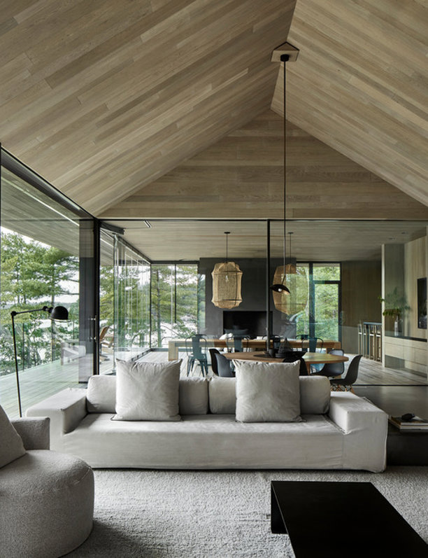 Esta casa de madera junto a un lago de Canadá esconde un interior minimalista, lleno de luz y en plena conexión con la naturaleza