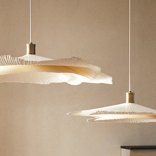 Zara Home tiene la lámpara de techo de papel que sigue una de las tendencias más seguidas de la temporada