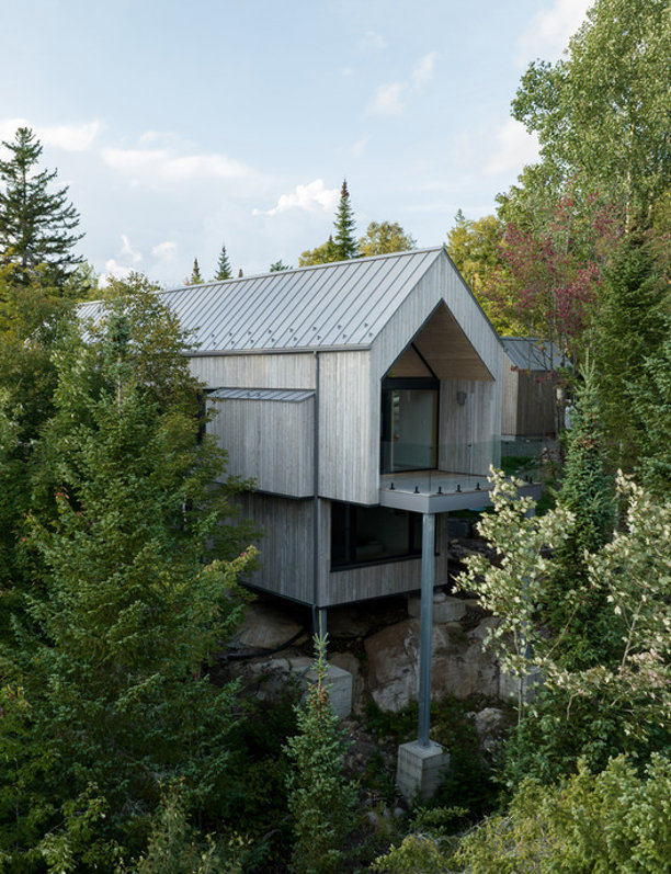 Una cabaña de madera moderna que respeta su entorno y desafía convencionalismos