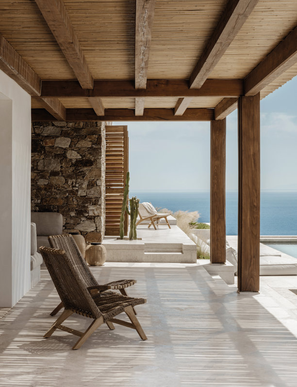 Una casa en la isla griega de Siros con vistas al Mediterráneo, que rinde tributo a la arquitectura vernacular de la zona