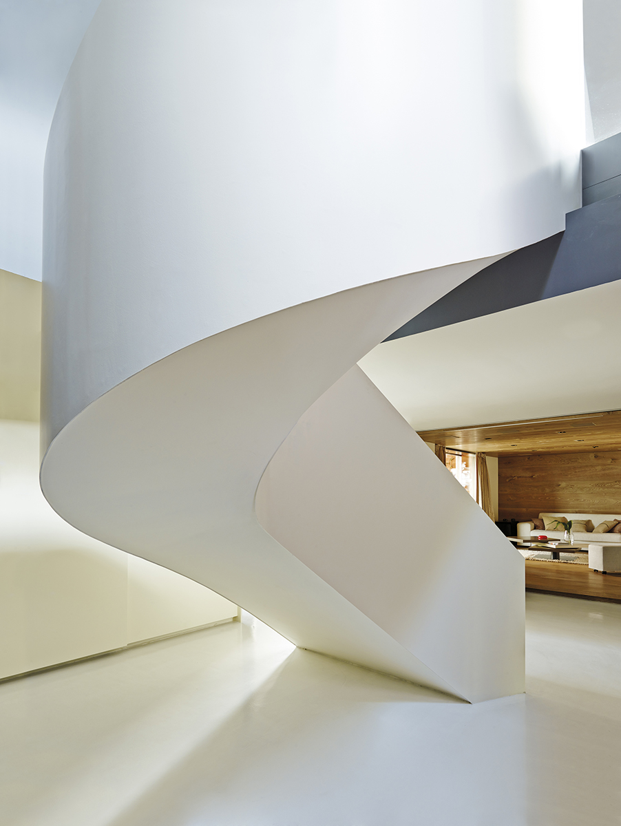 Una escultura de metal escaleras