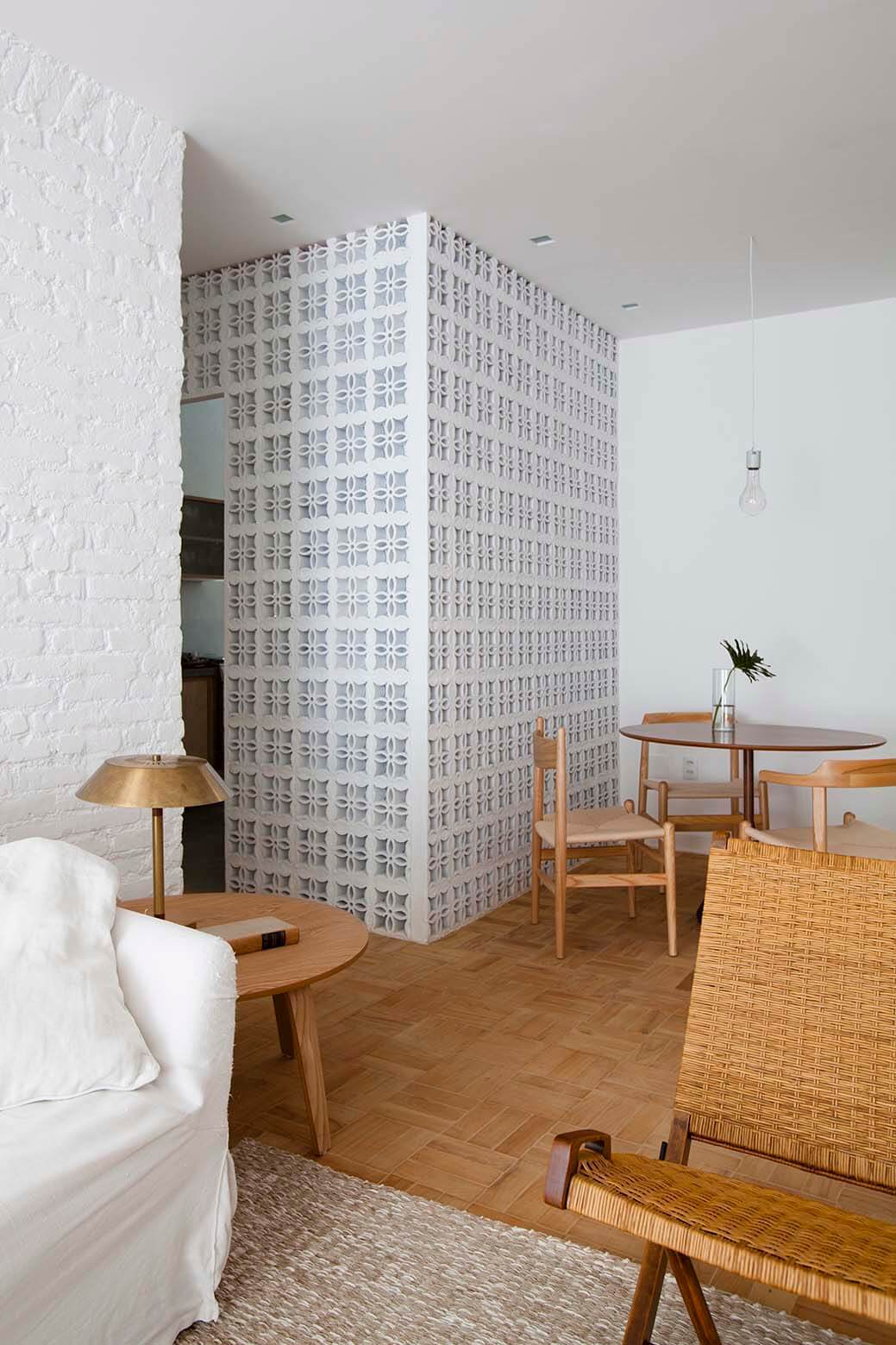 04-sala. Una butaca plegable de junco trenzado, de Teo, completa la decoración del salón, en el que se imponen los materiales naturales