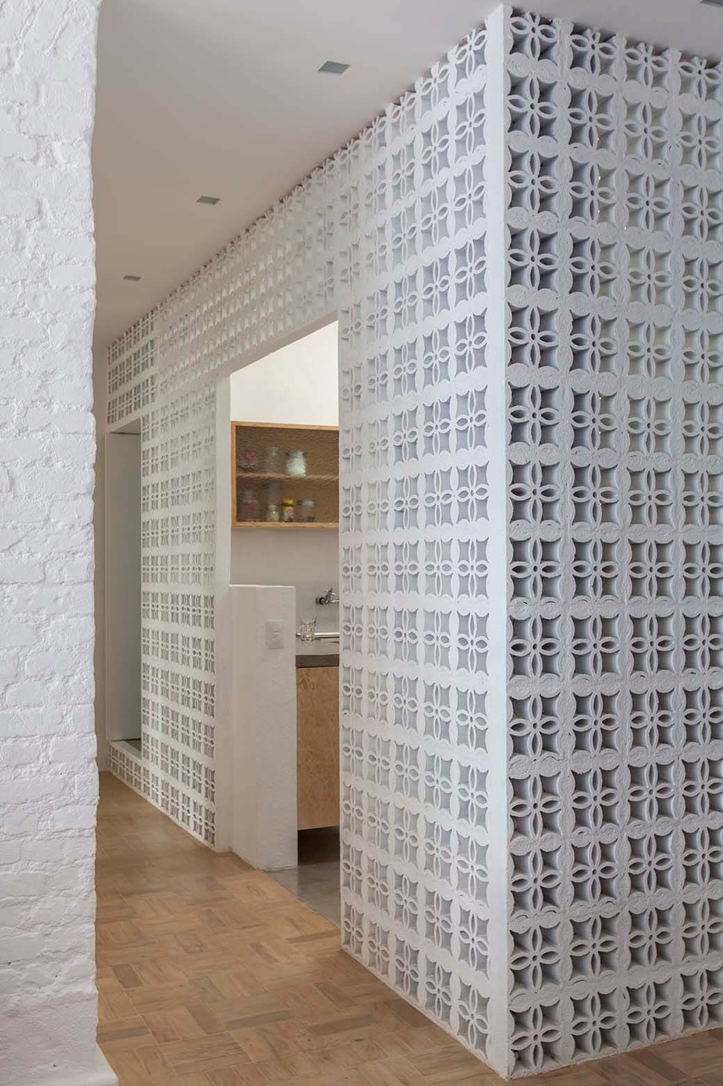 06-correrdor. Una pared blanca hecha con estos bloques de cerámica cierra la cocina separándola de la sala de estar, dejando a su vez pasar la luz y el aire