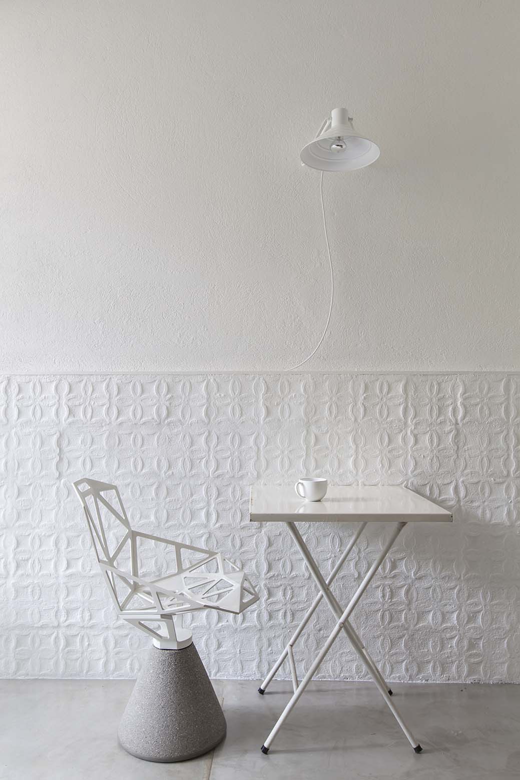 07-cozinha. El cobogó también se utilizó como revestimiento de paredes, usando su estético dibujo como elemento decorativo. Le acompaña la silla Chair One, de Konstantin Grcic para Magis