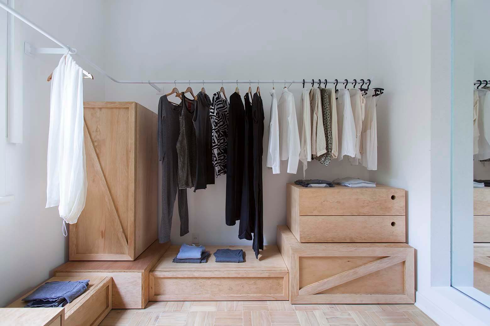 09-closet-3. Madera de roble para los muebles del vestidor, que se encajan y se apilan como en un almacén. Para colgar las prendas se usa una sencilla barra de metal blanco