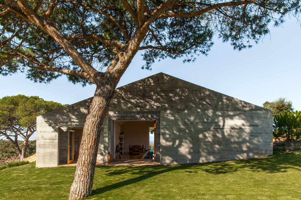 1-. Rodeado de naturaleza y con el mar al fondo, Alentejo Beach se compone de cuatro casas de hormigón: una principal con cocina y salón –en la imagen– y tres más pequeñas pensadas como bungalós independientes y destinadas a habitaciones para huéspedes con cuarto de baño