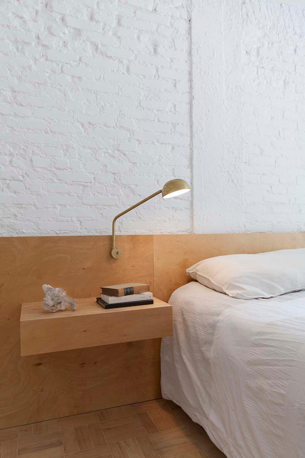 10-quarto-3 copia. Madera de roble también para la cama, acompañada de lámparas de mesa para la lectura nocturna
