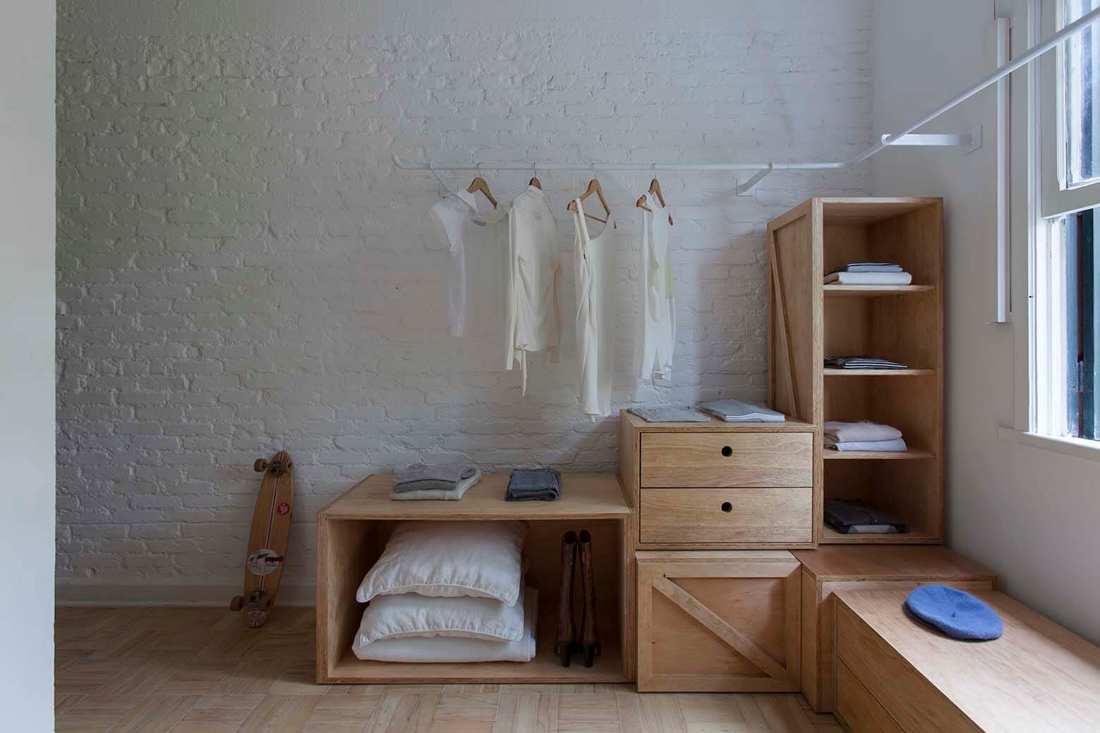 11-closet-2. La austeridad y sencillez que inunda la casa se percibe también en esta habitación contigua al dormitorio