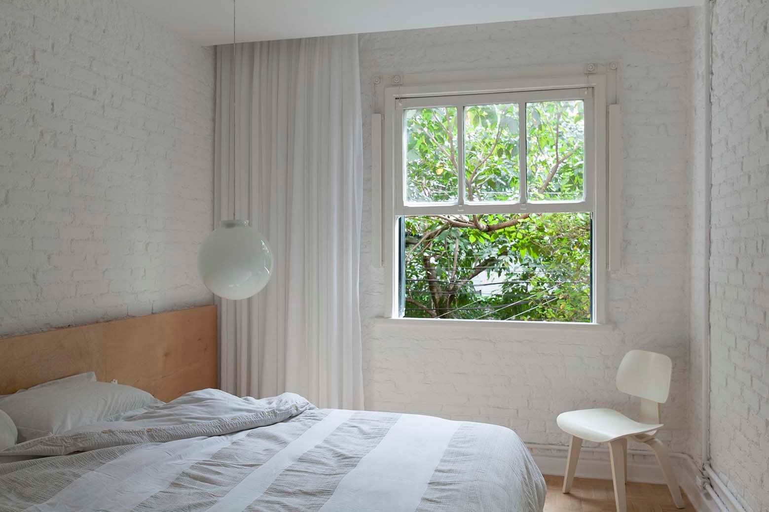 12-quarto-1. La neutralidad del blanco inunda todo el dormitorio, con paredes, tejidos y elementos decorativos en este color