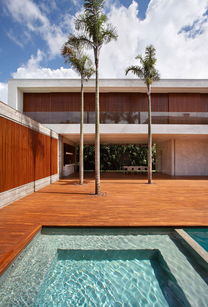 12. Sobre la piscina