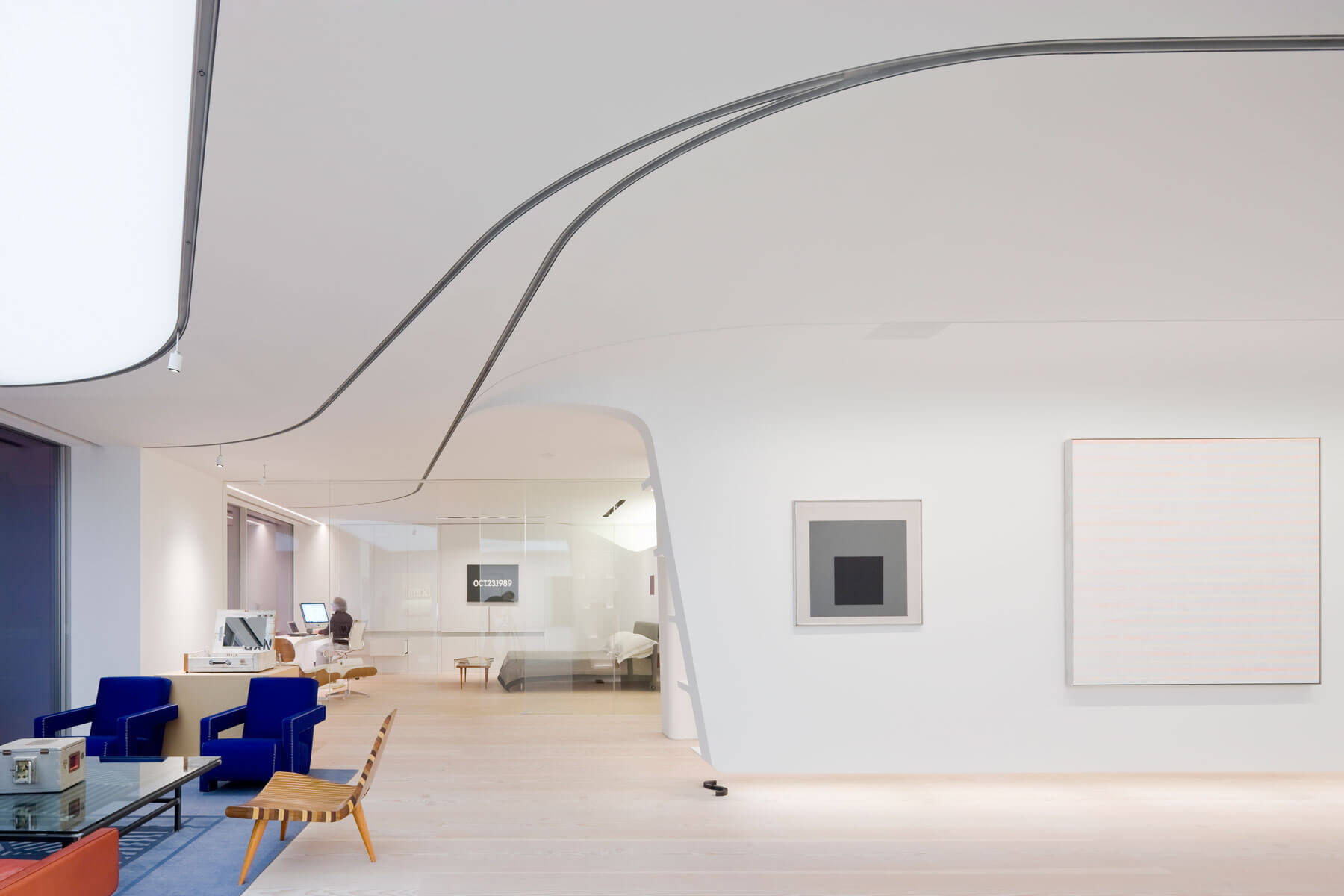 1. Este loft neoyorquino relaciona el espacio vital de su propietario con áreas destinadas a la exhibición de obras de arte y biblioteca. El dormitorio solo está separado por un divisor de vidrio transparente