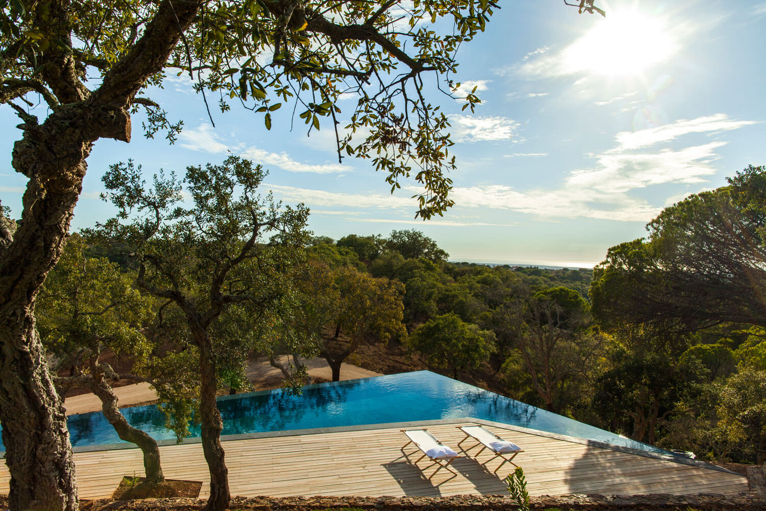 2-. Una piscina rebosante de 18 metros de largo se asoma al paisaje. Para tomar el sol se disfruta de una plataforma de madera con tumbonas desde la que se ven espectaculares vistas de la zona, con el Atlántico de fondo. Adyacente a la piscina se encuentra una terraza con zona de comedor