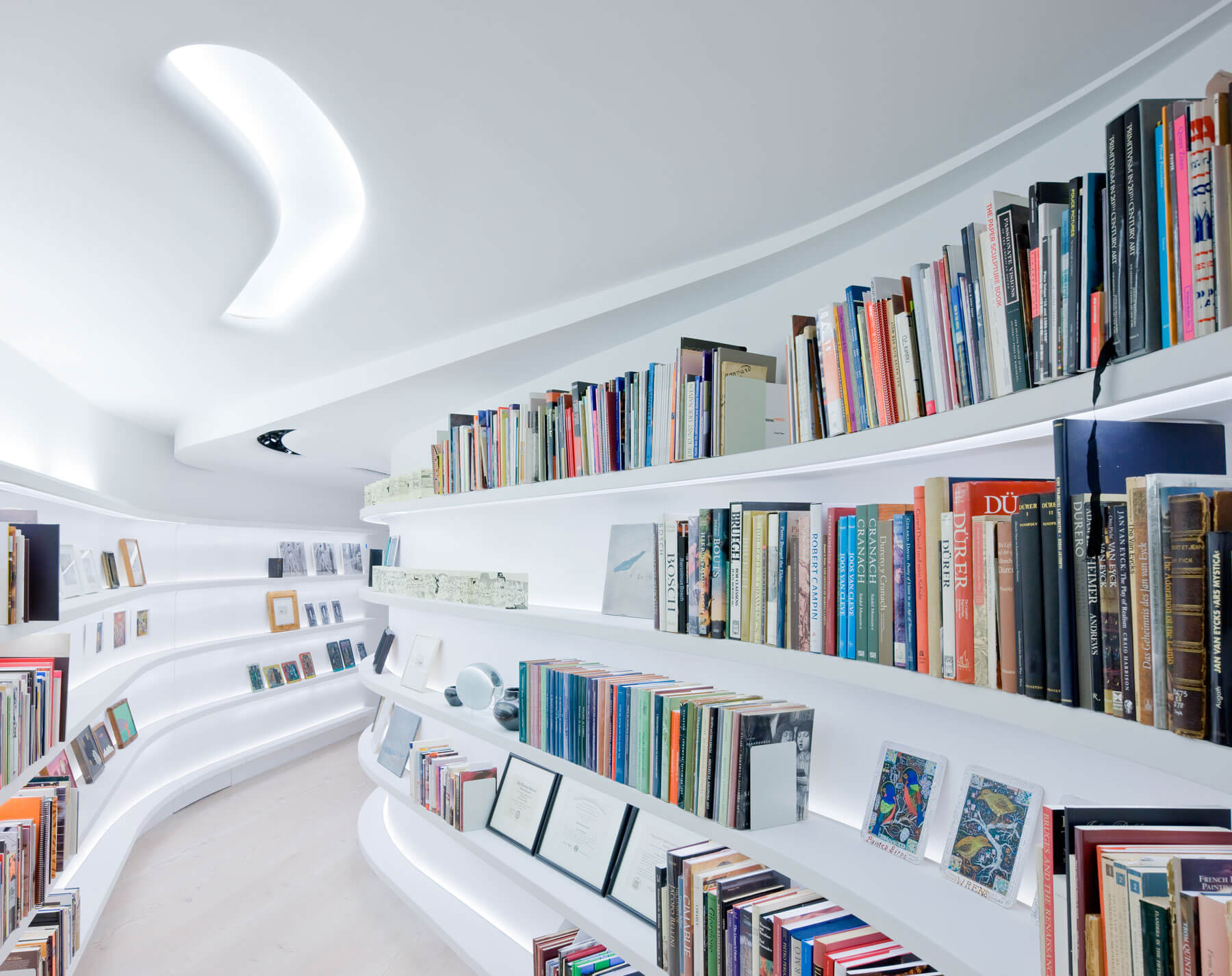 3. Mediante la construcción de muros zigzagueantes se consigue ganar espacio para los estantes de la biblioteca al tiempo que el estrecho corredor y el tragaluz crean una ilusión de mayor altura