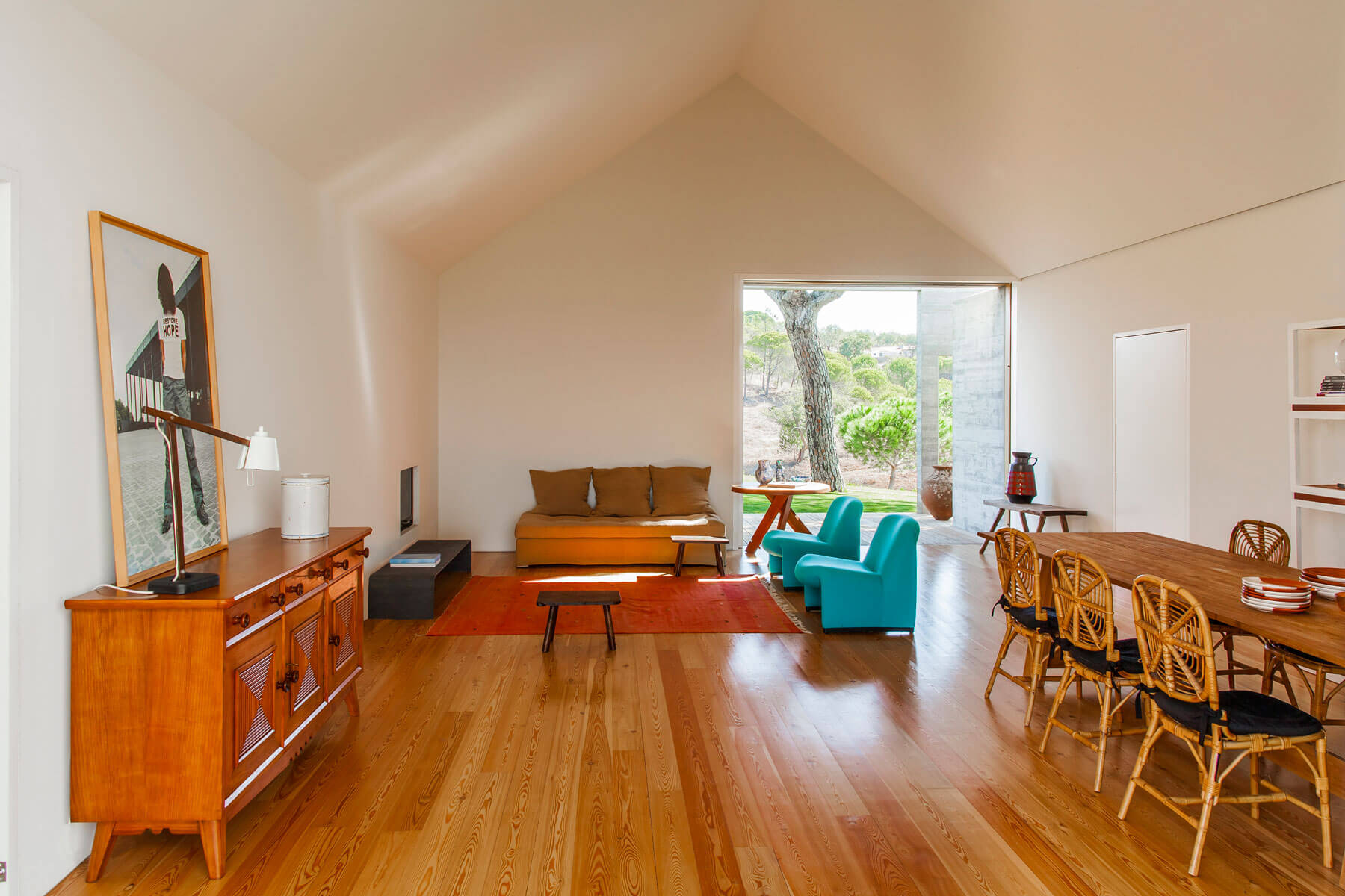 4-. La casa principal es la que dispone de las zonas comunes. El salón-comedor, pintado en color blanco tiza, mezcla muebles antiguos y modernos