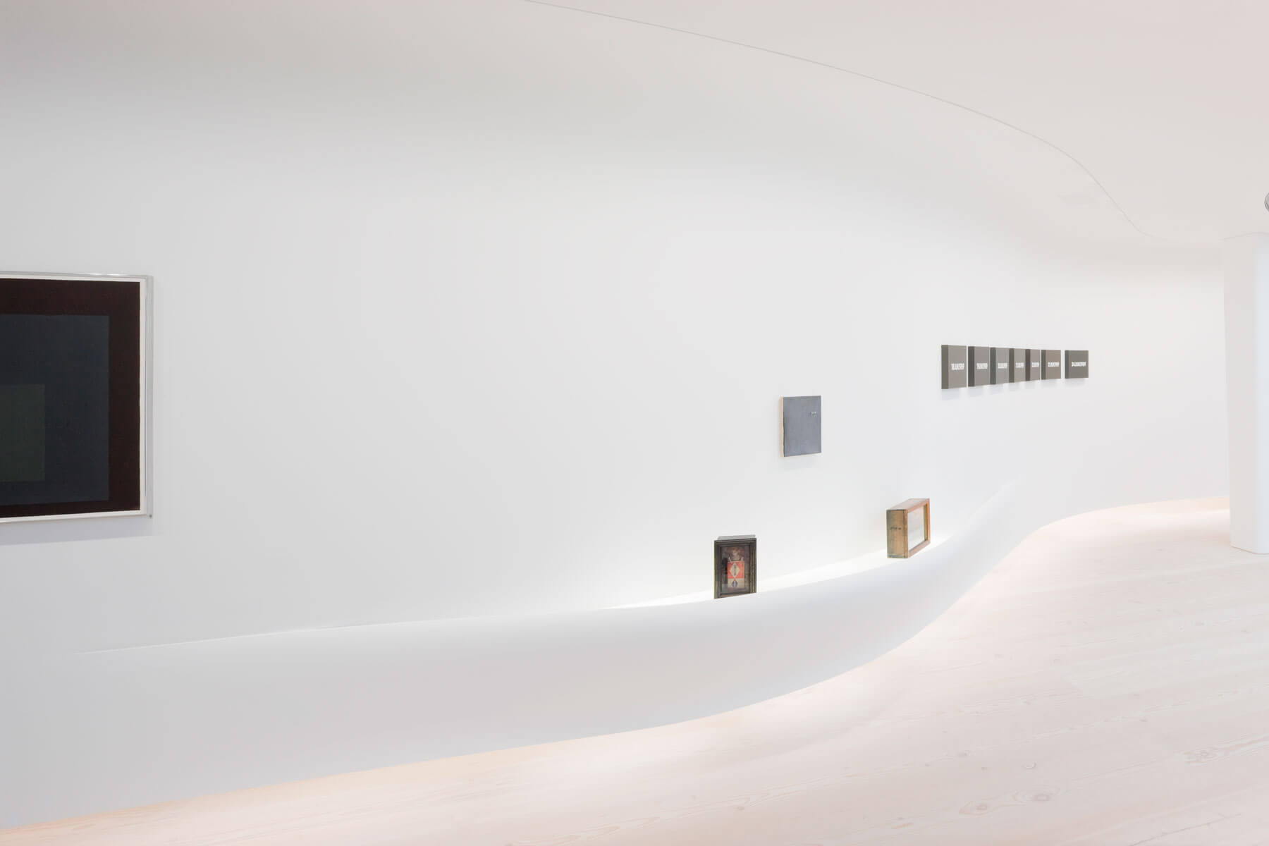 5. Gracias a la estratégica y homogénea disposición de la luz se consigue crear un espacio casi irreal y mágico, idóneo para la exhibición de las obras de arte coleccionadas por su propietario a lo largo de los años