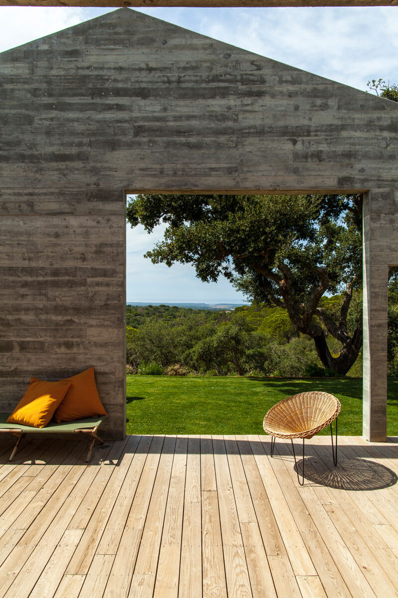 6-. Cada una de las casas tiene vistas al mar y acceso particular a los jardines, en los que también hay un huerto de olivos, naranjos, limoneros y robles