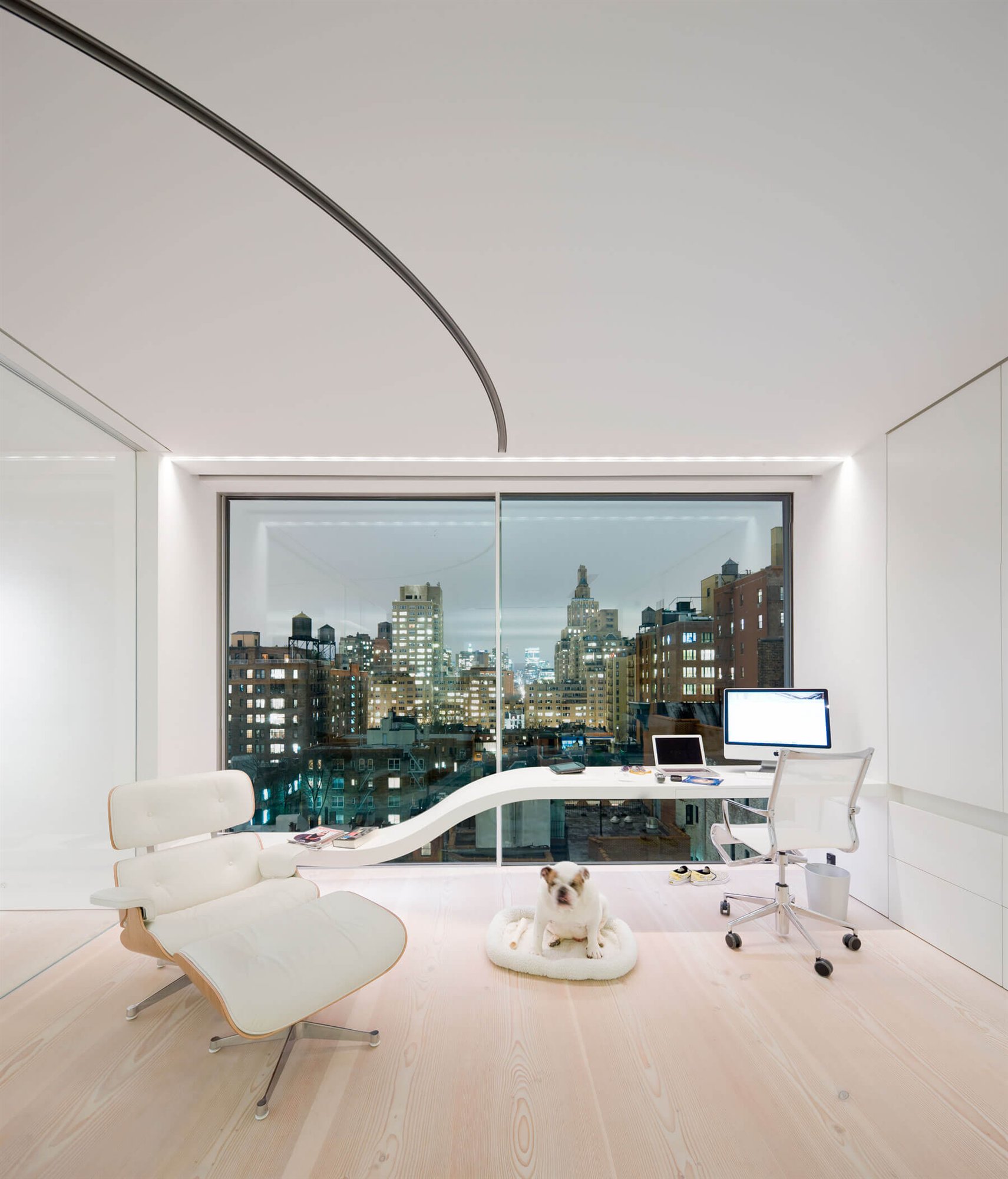 6. Las antiguas ventanas orientadas al sur se han sustituido por paneles de vidrio desde el techo hasta el suelo en este despacho. La silla Aluminium y el sillón Lounge son diseños de Charles & Ray Eames para Vitra