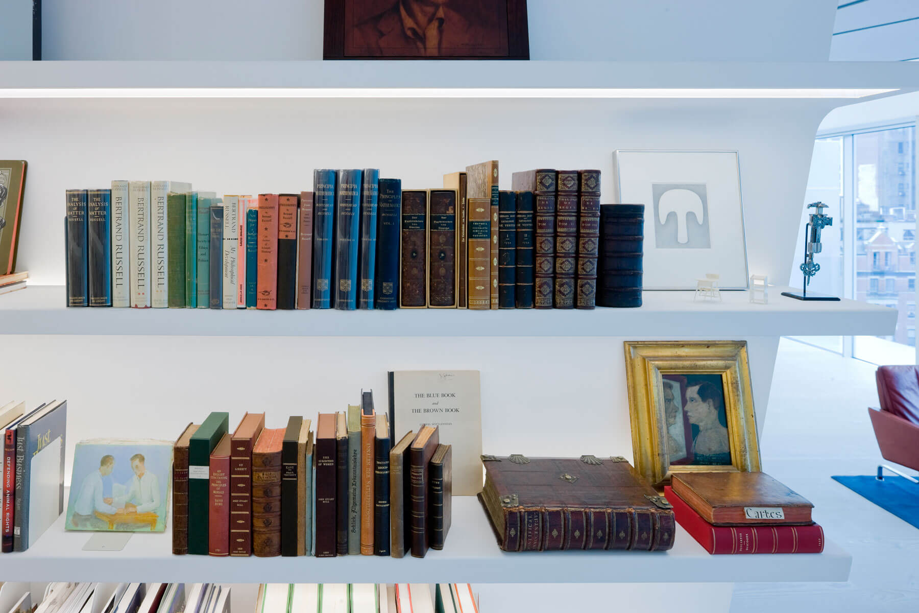 8. Algunos de los tesoros particulares: manuales de coleccionista, ediciones especiales y libros de consulta se alternan con obras de arte, objetos artísticos y miniaturas en las estanterías de la biblioteca