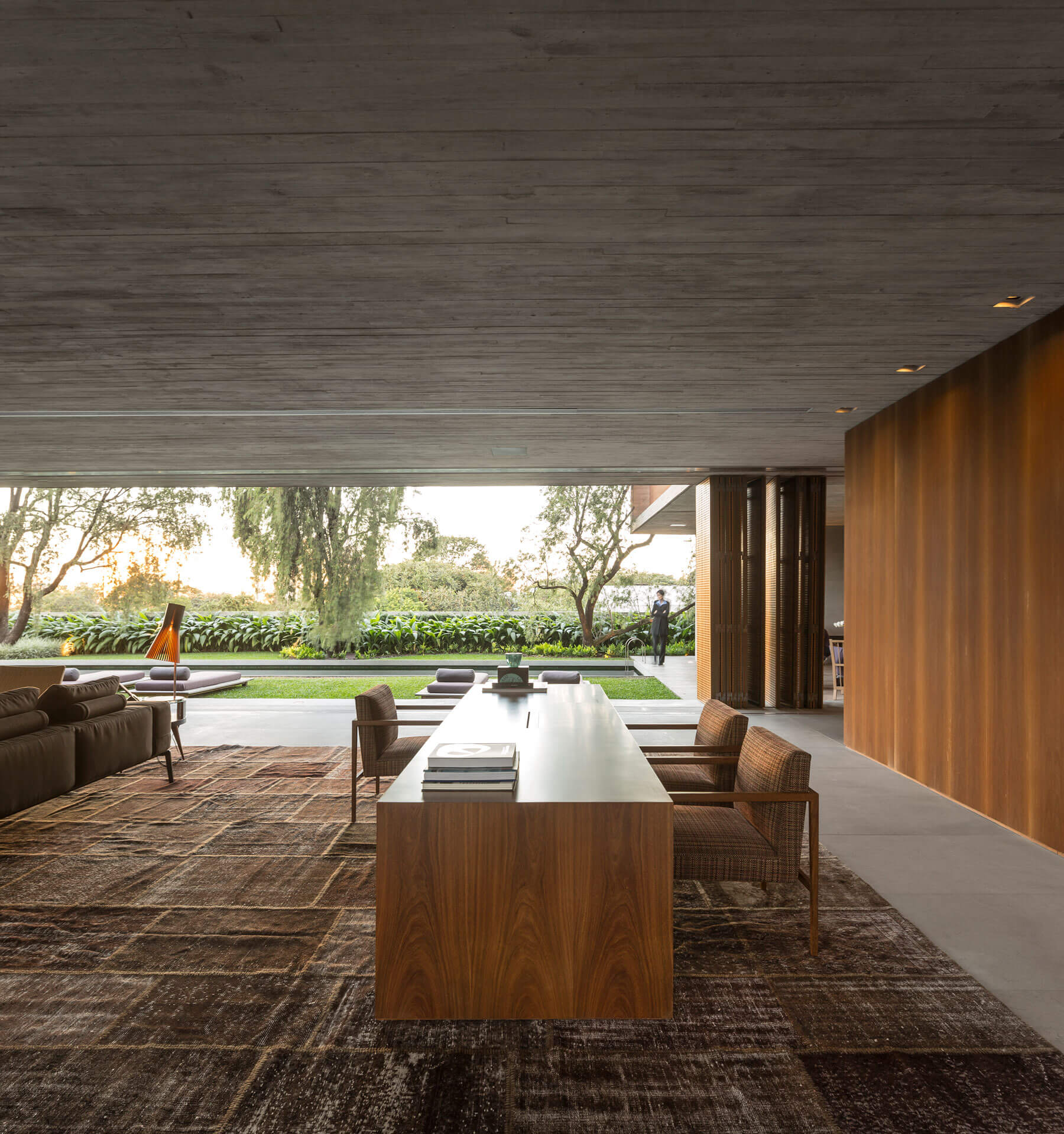 14. La mesa del salón es un diseño de Studio MK27 y las butacas son el modelo R3, de Etel interiores