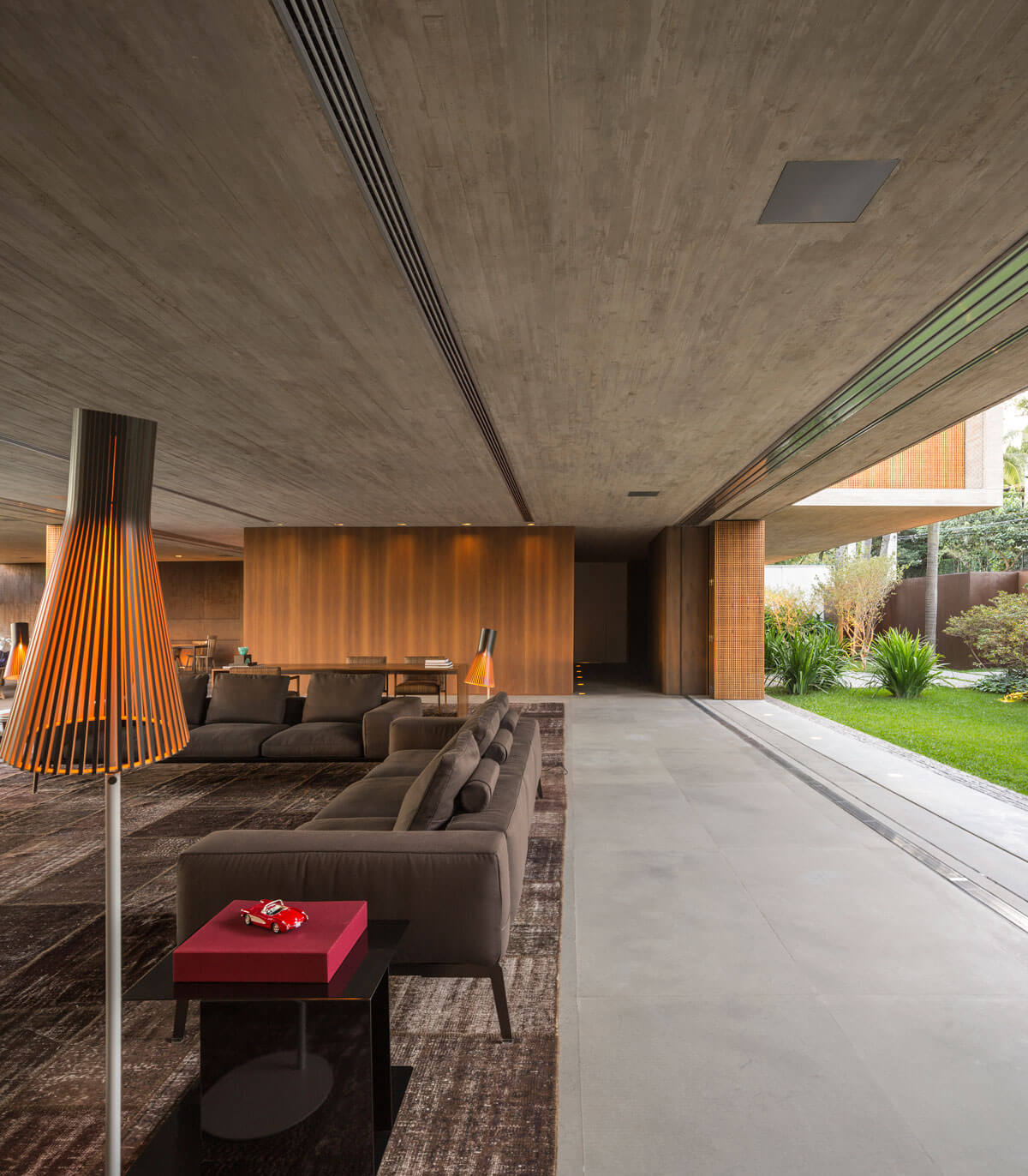 15. El amplio sofá del espacio de día es el Lifesteel, de Flexform, mientras que la mesita lateral Family Lounge es de Living Divani. La lámpara de pie y la de mesa son de Secto Design