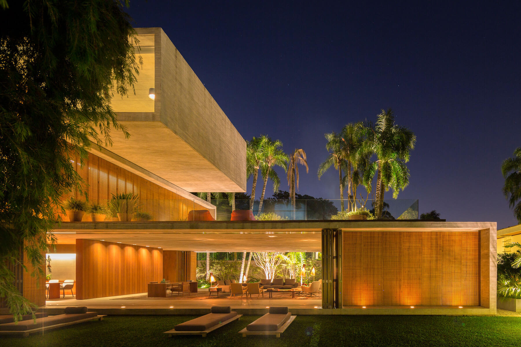1. La casa P basa su estructura en la rotación de tres volúmenes que le dan una sugerente dinámica espacial, además de diferentes relaciones visuales entre las áreas privadas y semiprivadas. Su zona exterior con jardín, sus líneas geométricas rectas y su iluminación cálida invitan a la contemplación en una casa que emana calma