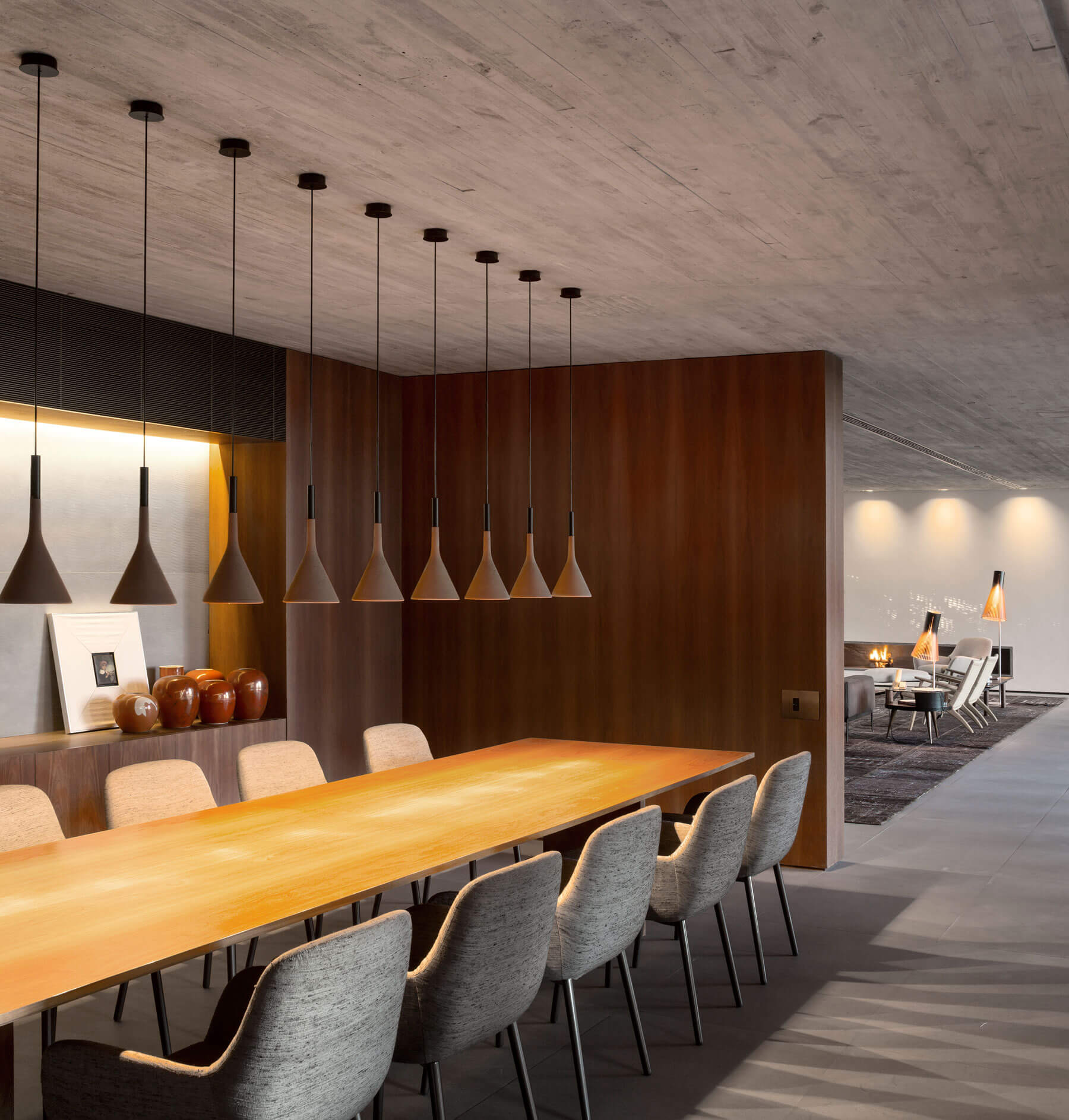 21. Para el comedor se ha elegido una mesa diseñada por Studio MK27, con butacas Flavin, de Minotti. Sobre la mesa, lámparas de suspensión en línea Aplomb 2, de Foscarini