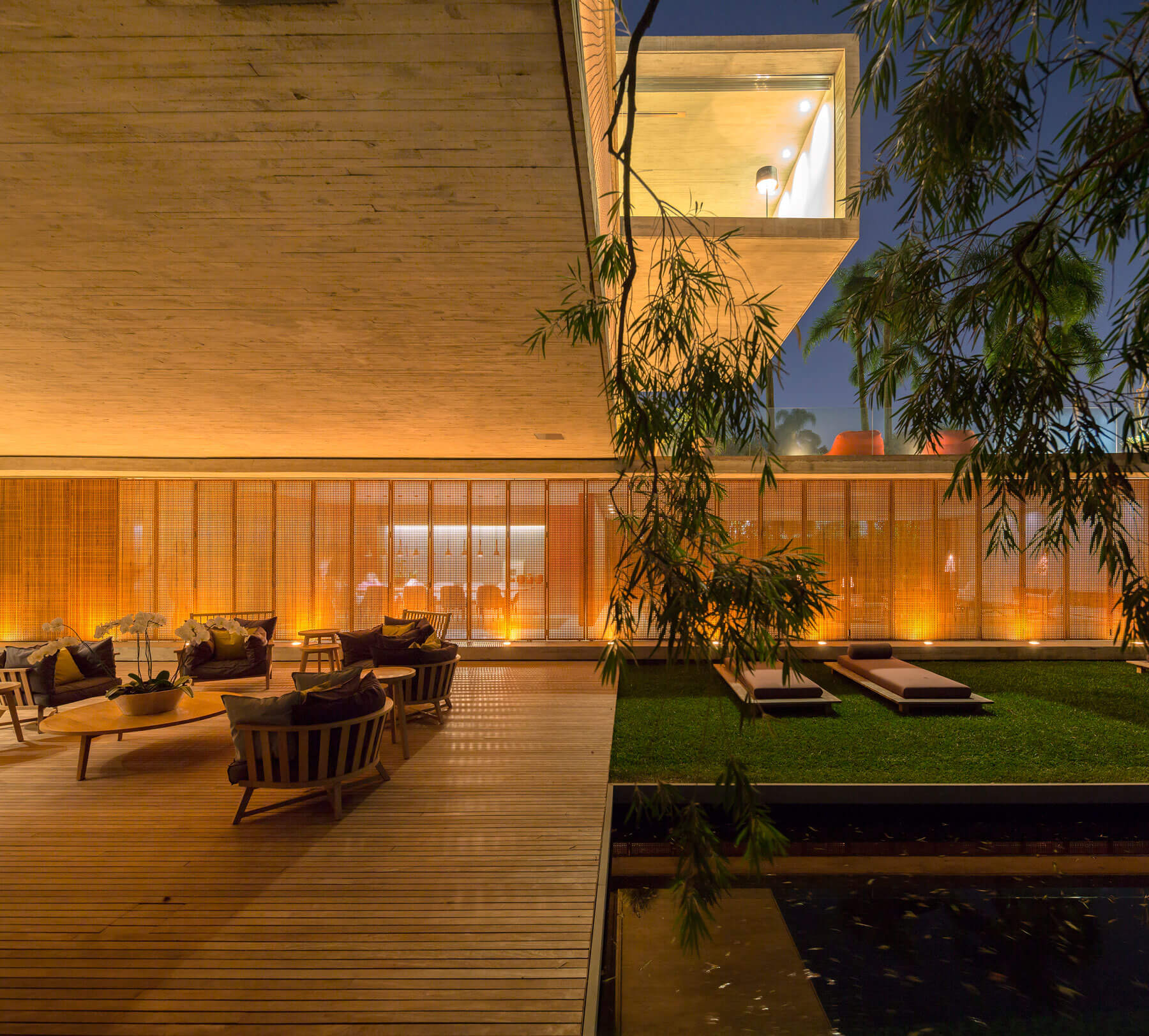4. El segundo piso genera un enorme porche recubierto con un suelo de madera. Las luces surgen del suelo para no comprometer la lectura de los volúmenes de la casa