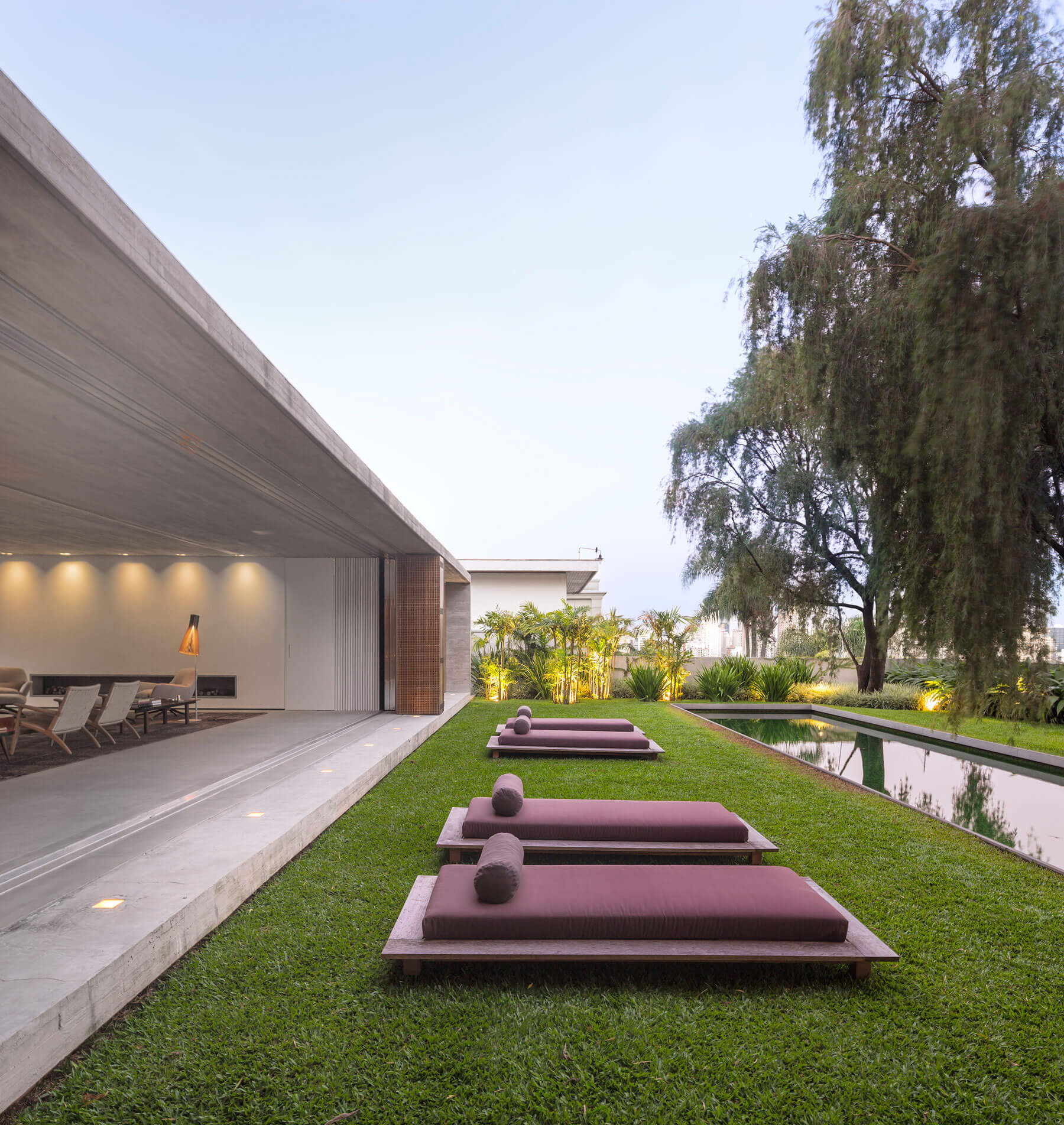 6b. La piscina rectangular se integra a la perfección en el jardín, donde se disponen cuatro tumbonas In Out 82RR Sun Lounger, de Gervasoni