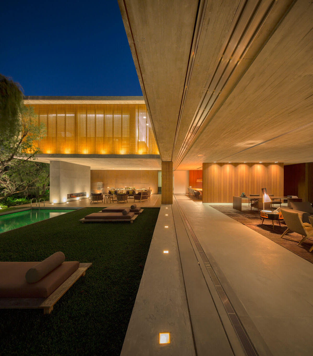 8. Los paneles de madera, presentes también en la planta baja, se recogen para anular o disminuir la separación entre interior y exterior