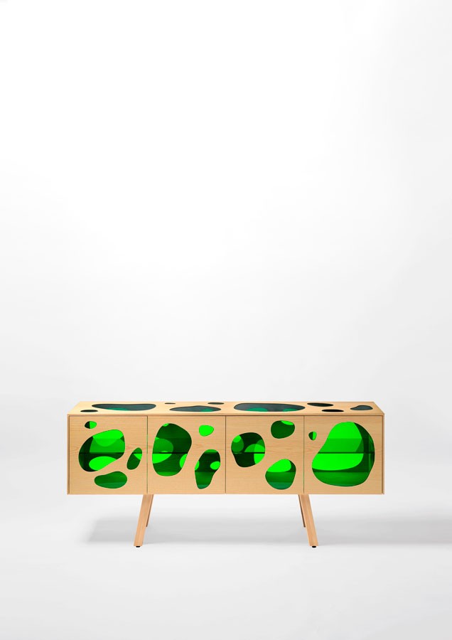 Aquário. Las piezas de cristal coloreadas son las protagonistas de la última creación de los hermanos Campana. El vidrio está presente también en el interior, a través de los estantes. Es un diseño para BD Barcelona Design, que se inspira en un acuario -de ahí el nombre-