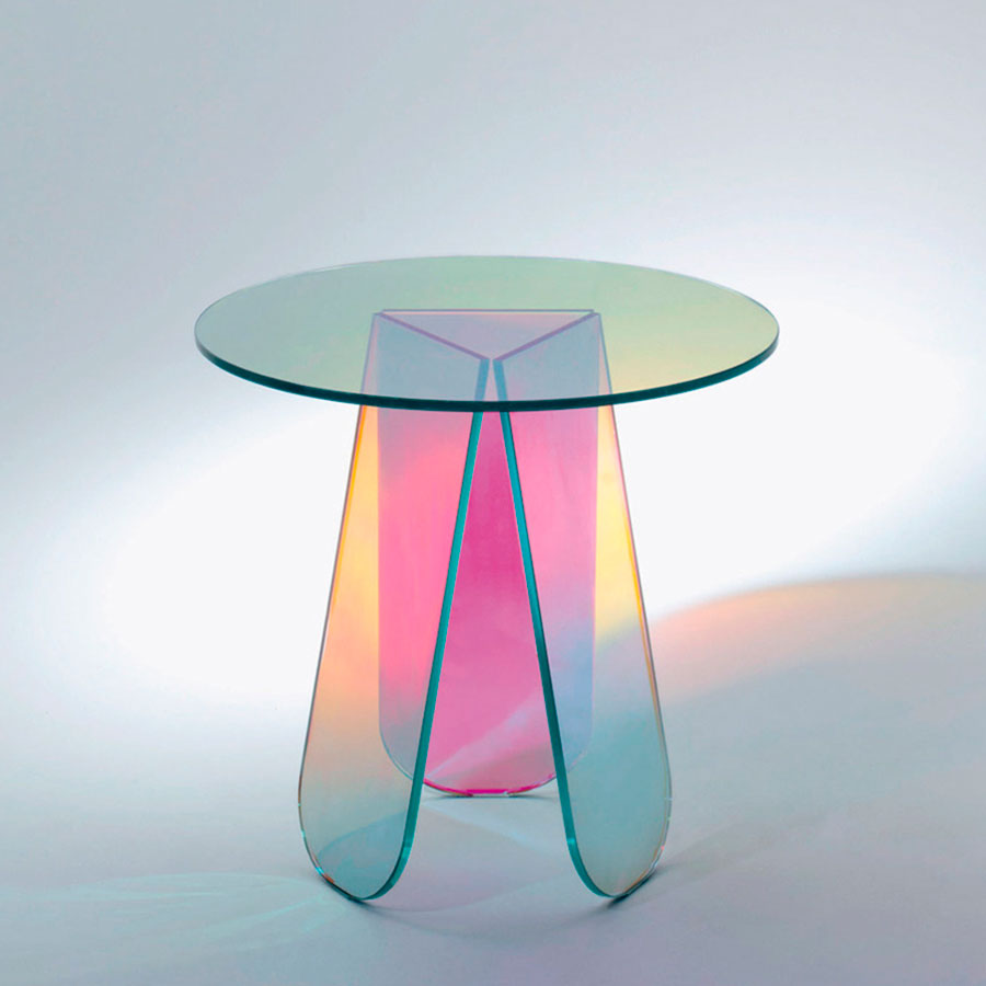 Iridiscente. Patricia Urquiola se resistía a trabajar con el cristal hasta ahora, que firma la colección Shimmer para Glass Italia. Una serie de mesas, estanterías y espejos cuyo color varía en función del ángulo de incidencia de la luz