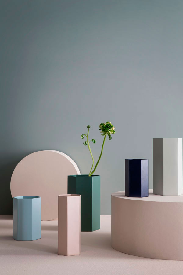 jarrón hexagonal de Ferm Living color rosa cuarzo pantone