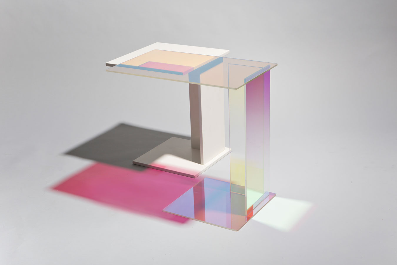 Kukka. La mesa ABCD de Kukka proyecta luces de colores