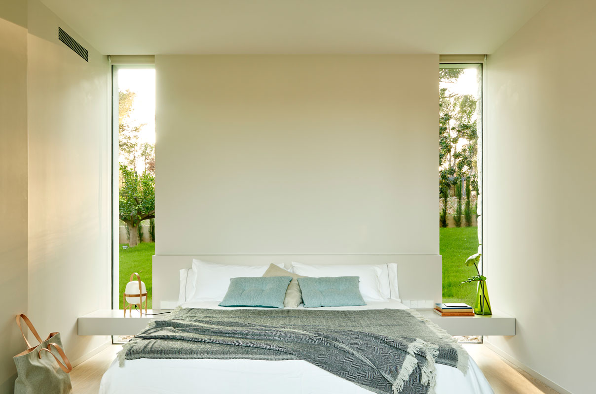 RamonEsteve4. En el dormitorio, la cama y las mesillas son un diseño de Ramón Esteve, fabricadas a medida. La lámpara de sobremesa es el modelo Cesta, de Miguel Milá para Santa & Cole. Las sábanas las edita Zara Home y, la manta, Habitat