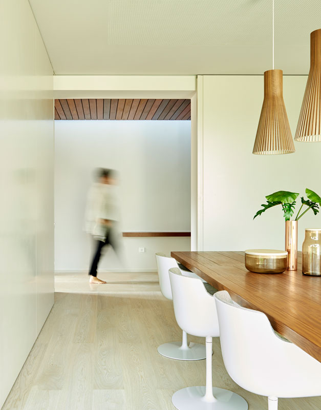 RamonEsteve5. La mesa se hizo a medida según un diseño de Ramón Esteve y las sillas son el modelo Flow, de Jean-Marie Massaud para MDF. Sobre la mesa, lámparas de suspensión, de Smon Barcelona, y jarrón Cyl de cobre, de Habitat