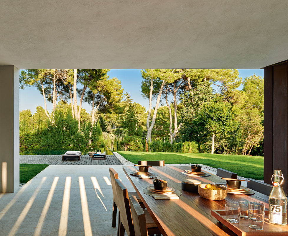 RamonEsteve9. La mesa y las sillas corresponden de la colección Frame, diseño de Ramón Esteve para Vondom. Los manteles individuales son de Zara Home, y los platos de madera, boles y pinzas, de Habitat