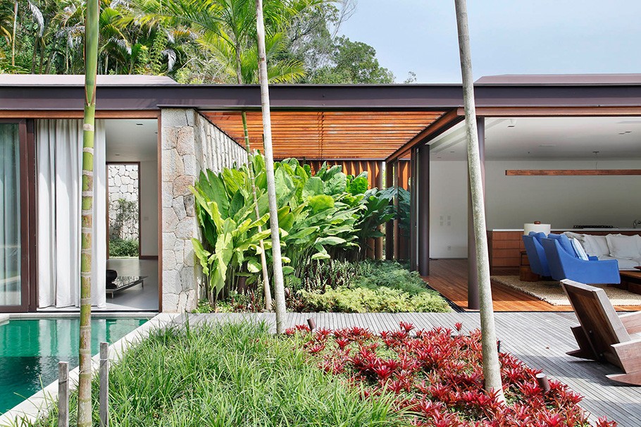 7. Este anexo a la vivienda principal incluye en el piso superior dos habitaciones para los guardas de la casa que disponen de acceso directo al jardín y a la piscina. Una pérgola con vegetación separa esta zona del área de invitados