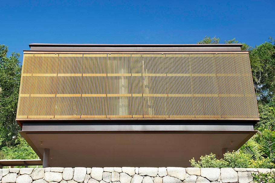 9. Las dos suites de invitados están cubiertas por paneles de madera con láminas que dejan pasar el aire y la luz a la vez que proporcionan intimidad