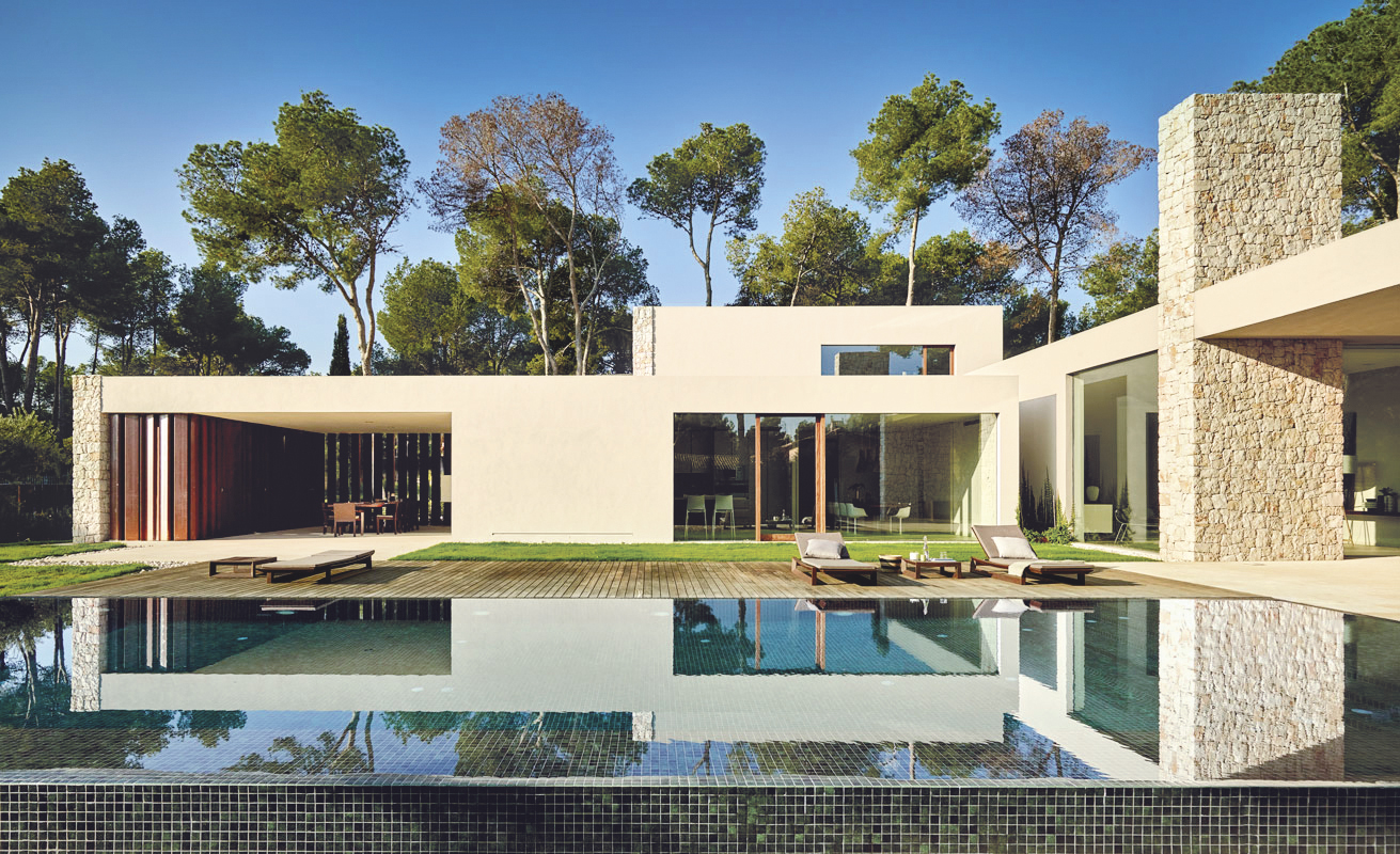 RamonEsteve6. La articulación de volúmenes, de espacios, de aperturas y de conexiones creada por Ramón Esteve genera un movimiento fluido entre las estancias interiores y entre estas y las diferentes zonas exteriores: porches, piscina y jardín
