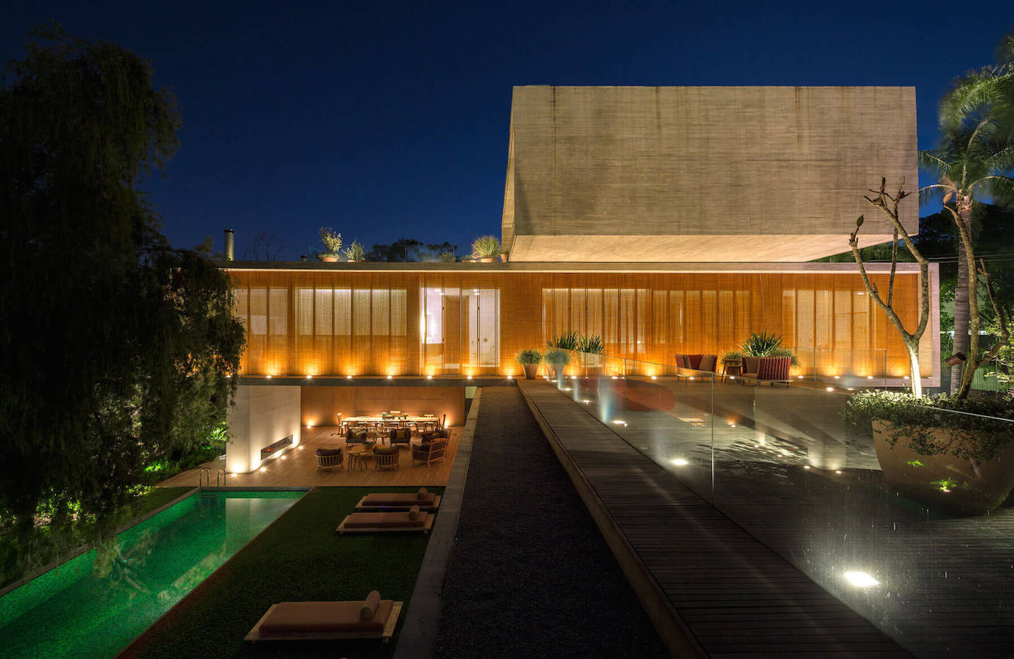 Paneles de madera. Las habitaciones, dispuestas en el segundo piso mirando a la piscina, se cierran con paneles de madera freijo, que filtran la luz y permiten una continua ventilación cruzada