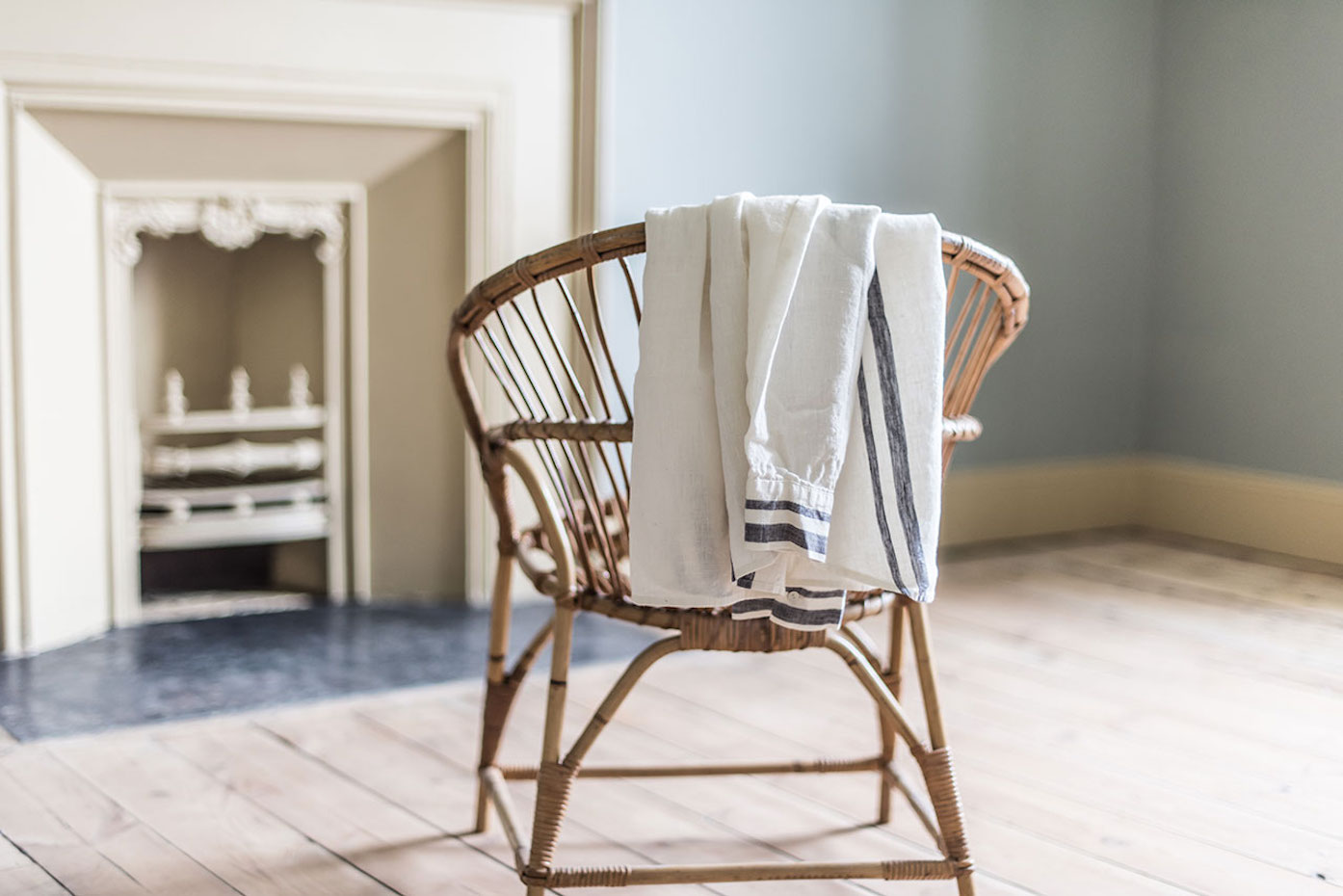 Silla de mimbre. Silla de mimbre sobre el suelo de roble restaurado